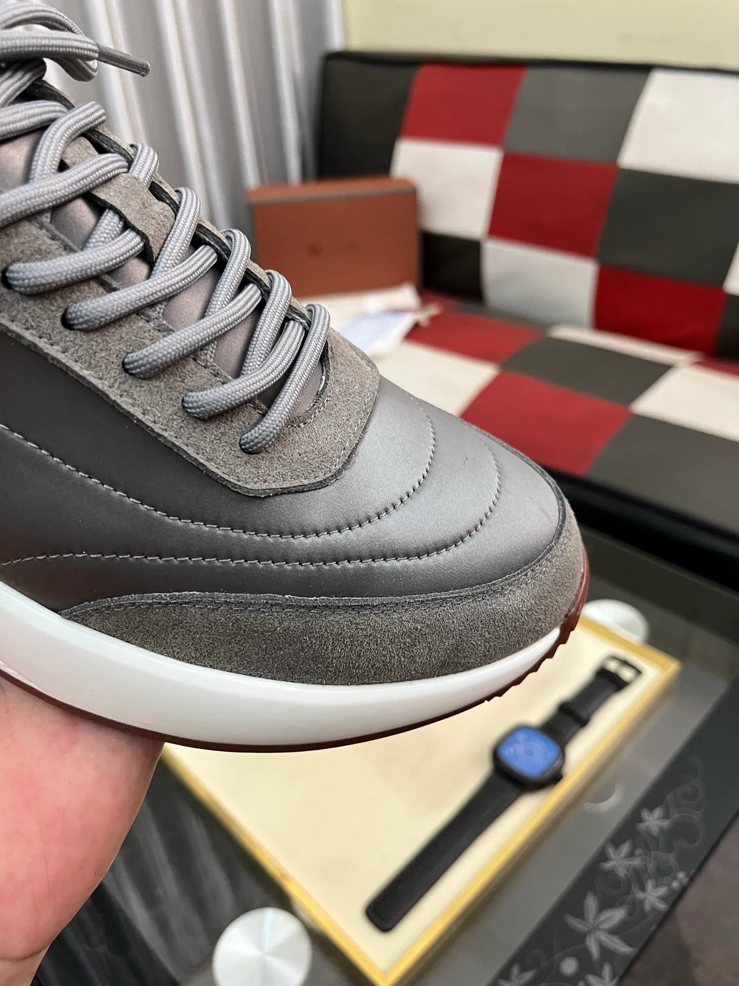 Men's shoes 💰458⌚️⌚️ Loro Pian* Loro Pian* casual shoes are made of cowhide frosted cowhide. Unique texture, simple and elegant, in line with Asian shoe lasts. Almond toe bar, apron style toe, drum-stitched upper. Same color stitching details. Slip-on style for easy on and off. Original color full cowhide lining. The insole is decorated with the 🈶️ brand logo. The original open-molded TPU raw rubber outsole. The soft rubber sole has super grip performance. Comfortable and casual style. You can create 🉑casual🉑formal urban style at will!  Code number: 38-44